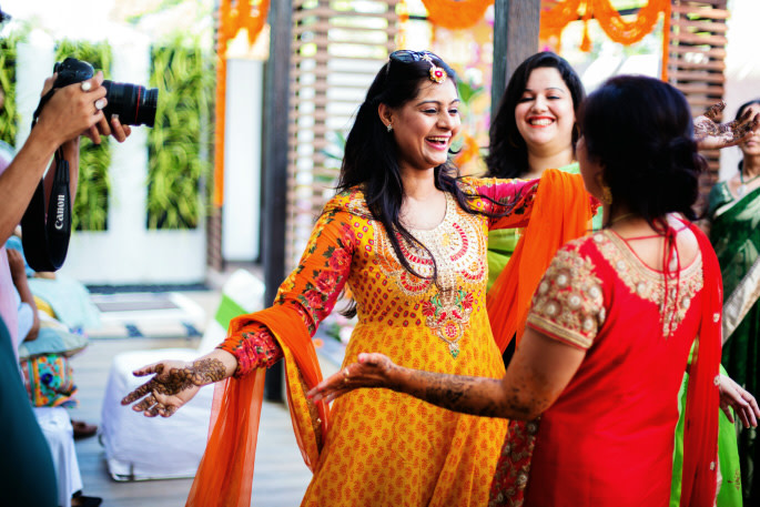 Dancing Queens On Mehendi Day! by Sharad Shiromani Wedding-photography | Weddings Photos & Ideas
