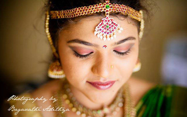 Gold And Gemstone Matha Patti! by Bagavathi Wedding-photography Bridal-jewellery-and-accessories Bridal-makeup | Weddings Photos & Ideas