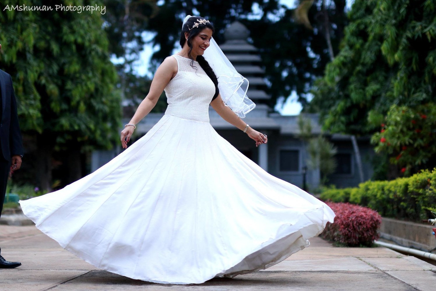 Dazzling Bride Wearing White Gown! by Amshuman Wedding-photography Wedding-dresses | Weddings Photos & Ideas