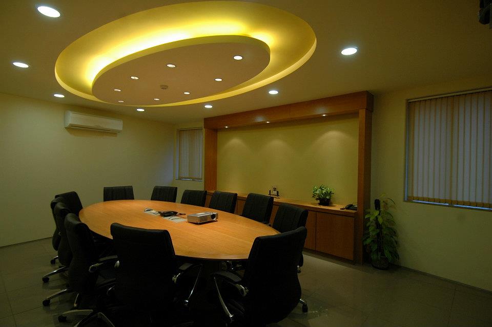 Conference Rooms With Oval Wooden Table And Designer False Ceiling by Hoshedaar Eruch Carnac Modern | Interior Design Photos & Ideas