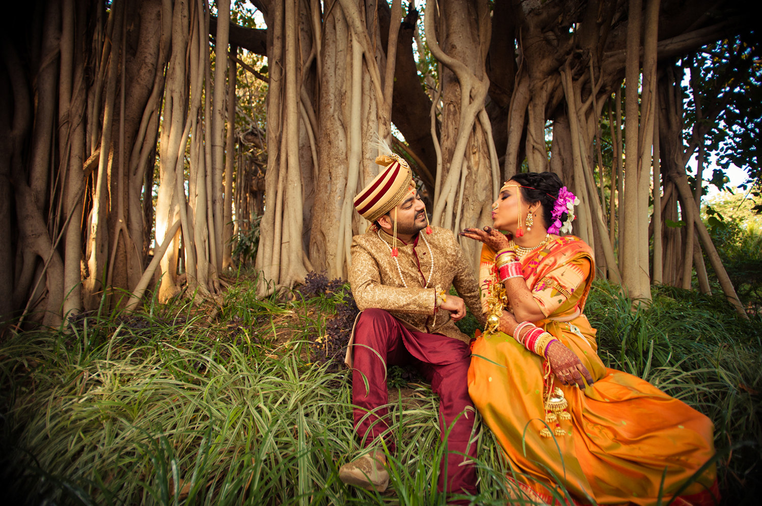 Marathi Bride and Groom Posing in a Garden by Bosco Naveen Wedding-photography | Weddings Photos & Ideas