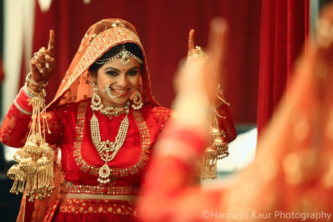 Bride Adoring Perfect Polki Kundan Set by Harmeet Kaur Wedding-photography Bridal-jewellery-and-accessories | Weddings Photos & Ideas