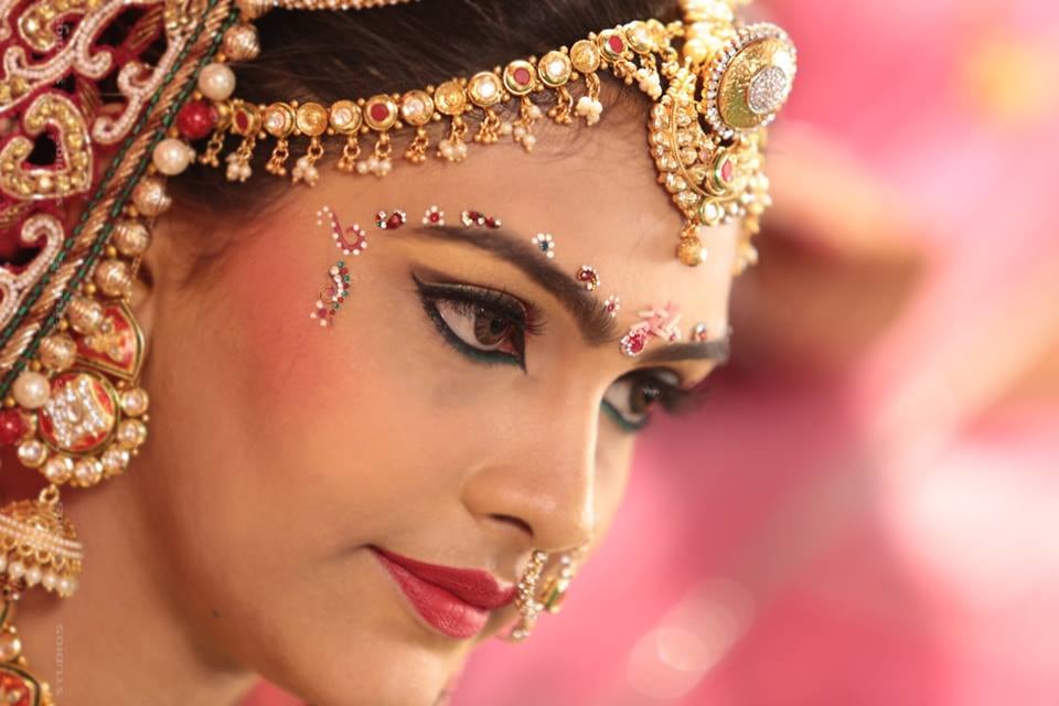 Bride Adoring Gold And Gemstone Bridal Jewellery by Studio5 Wedding-photography Bridal-jewellery-and-accessories Bridal-makeup | Weddings Photos & Ideas