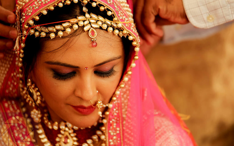 Gracious Bride Wearing Kundan Mang Tikka With Pink Pendant by Viral Shah Bridal-jewellery-and-accessories | Weddings Photos & Ideas