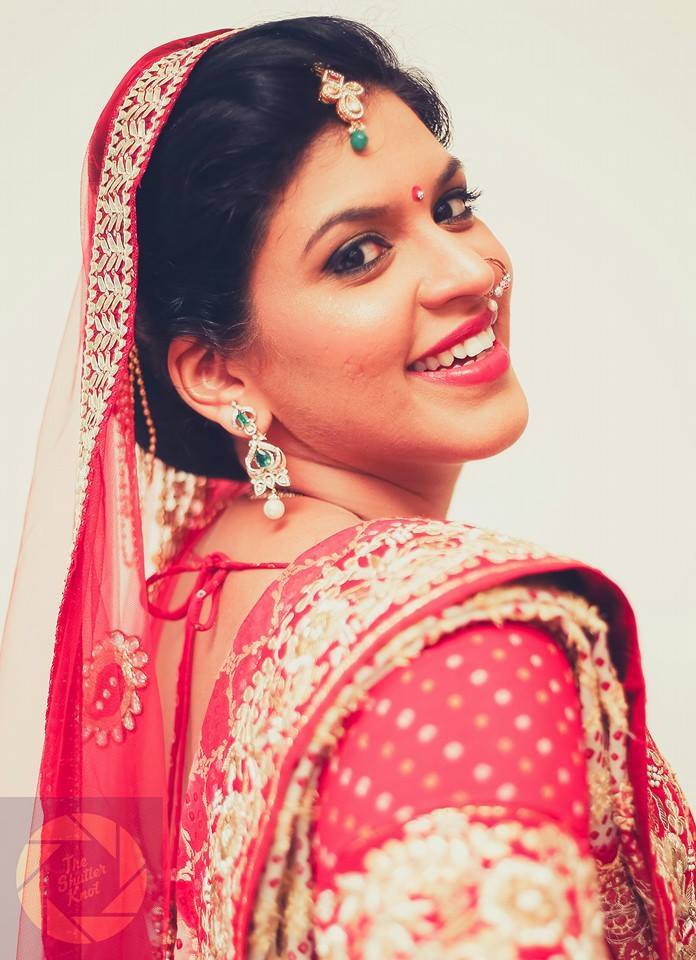 Ravishing Bride Wearing Kundan Mang Tikka with shamrock gem by Viral Shah Bridal-jewellery-and-accessories | Weddings Photos & Ideas