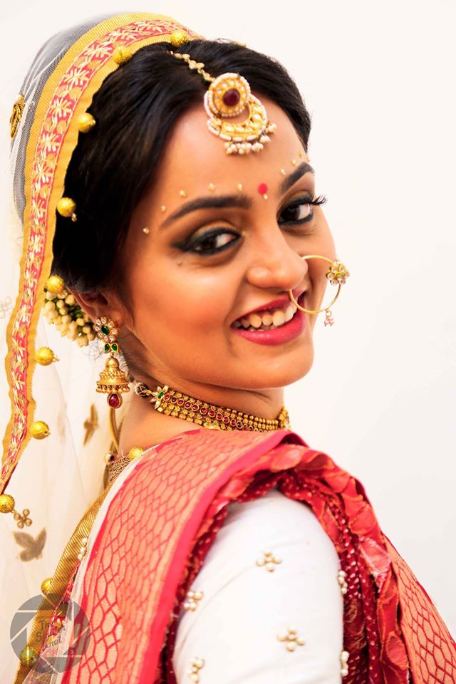 Ravishing Bride Wearing Borla Mangtikka And Winked Colossal Eyes by Viral Shah Bridal-makeup Bridal-jewellery-and-accessories | Weddings Photos & Ideas