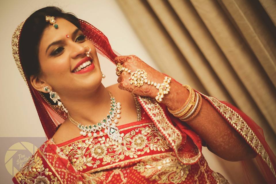 Gorgeous Bride Wearing Kundan Pearl Necklace by Viral Shah Bridal-jewellery-and-accessories | Weddings Photos & Ideas
