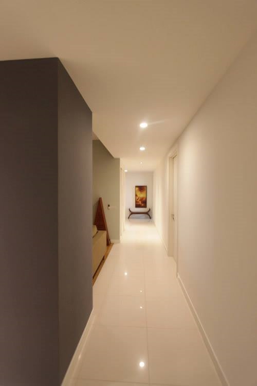 A white hallway! by Mayo Design Open-spaces | Interior Design Photos & Ideas
