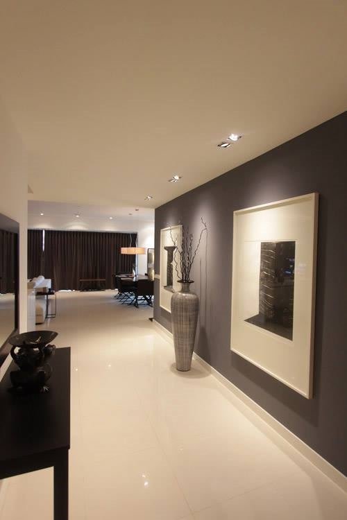 A spacious hallway! by Mayo Design Indoor-spaces | Interior Design Photos & Ideas