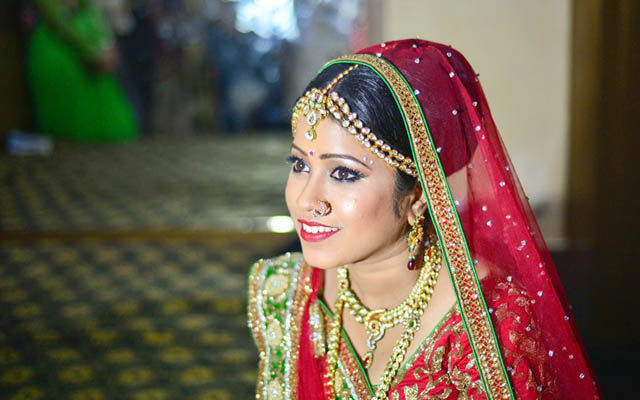 Radiant Bride Wearing Bold Bridal Makeup by Sourav Kumar Das Bridal-makeup Bridal-jewellery-and-accessories | Weddings Photos & Ideas