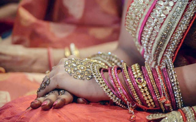 Bride Wearing Gliterring Mehendi by Sourav Kumar Das Bridal-mehendi Bridal-jewellery-and-accessories | Weddings Photos & Ideas