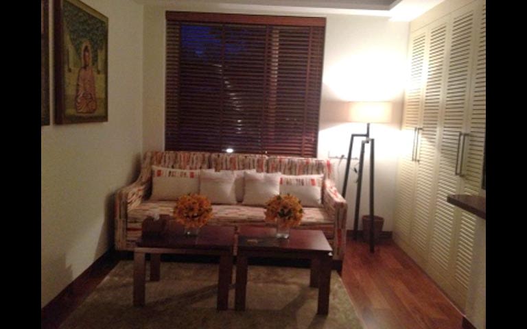 Simple living room decor by Richa Goel Living-room Modern | Interior Design Photos & Ideas