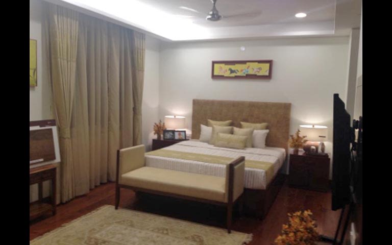 Modern master bedroom decor by Richa Goel Bedroom Modern | Interior Design Photos & Ideas