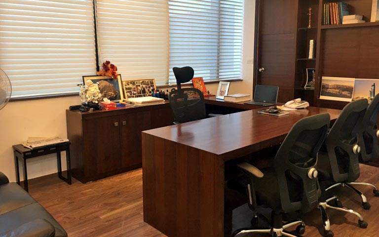 Wood Finish Office Cabin With Black Armrest Chairs by Ram Malhotra Modern | Interior Design Photos & Ideas