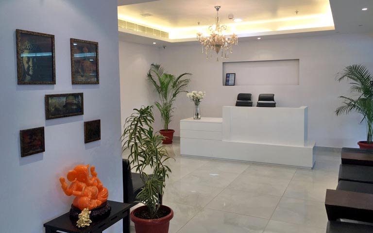 Traditional White Themed Office Reception by Ram Malhotra Traditional | Interior Design Photos & Ideas