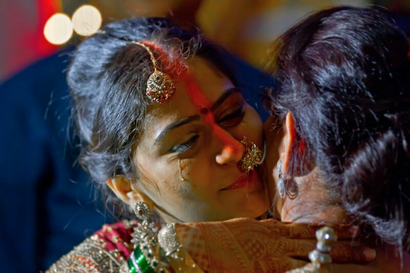 The bride says her goodbye's to the family by Pixelpeppermint Wedding-photography | Weddings Photos & Ideas