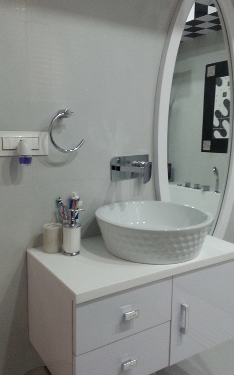 Modern white themed bathroom decor by Designmantra Bathroom | Interior Design Photos & Ideas