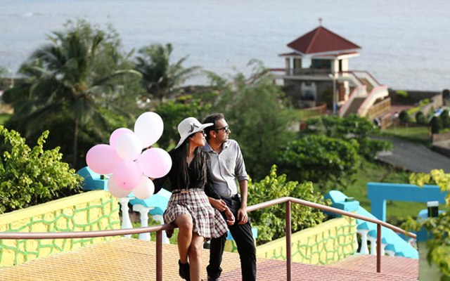 Lovers looking around by Confetti films Wedding-photography | Weddings Photos & Ideas