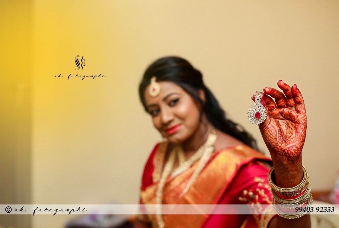Displaying an elegant ornament by SK Fotographi Wedding-photography | Weddings Photos & Ideas