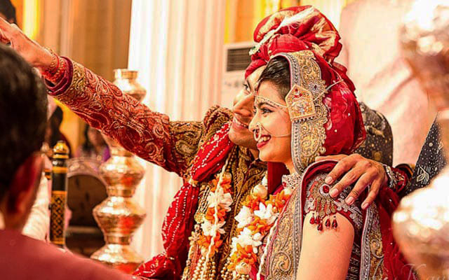 Taking an elegant marriage selfie by Flgroe Studios Wedding-photography | Weddings Photos & Ideas