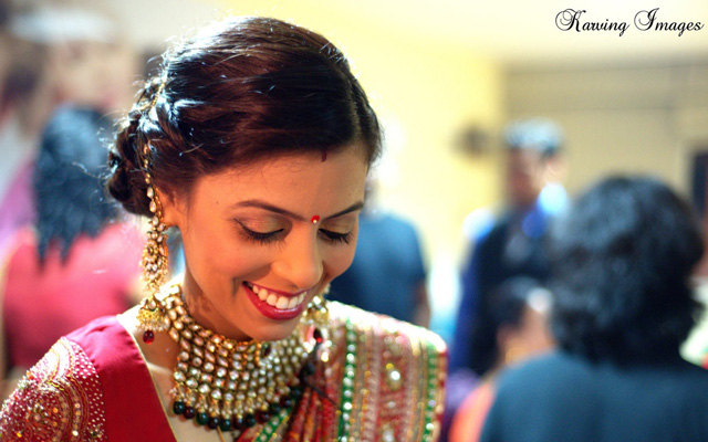 Smiling bride wearing beautiful polki jewelery by Karving Images Wedding-photography | Weddings Photos & Ideas