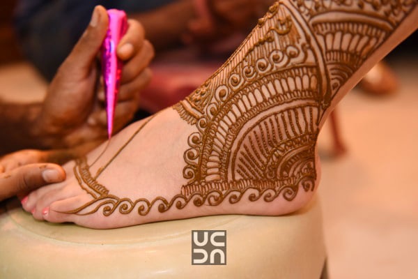 Pretty Swirl Design Bridal Feet Henna by Himanshu Chauhan Bridal-mehendi | Weddings Photos & Ideas
