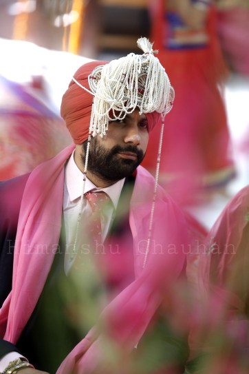 Groom Wearing Turban With Traditional Sehra by Himanshu Chauhan Wedding-photography Groom-wear-and-accessories | Weddings Photos & Ideas