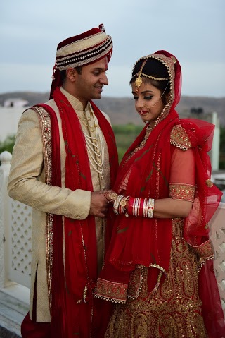Bride and Groom Wearing Combination Outfits by Himanshu Chauhan Wedding-photography | Weddings Photos & Ideas