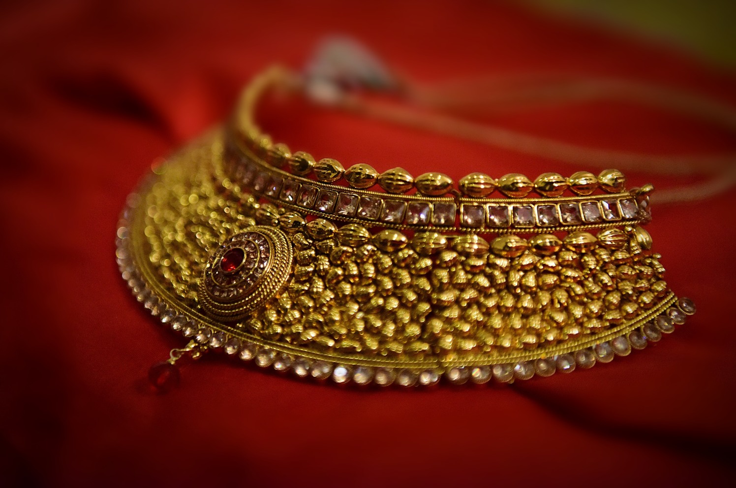 Beautiful bridal gold necklace by Himanshu's Lomography Wedding-photography | Weddings Photos & Ideas