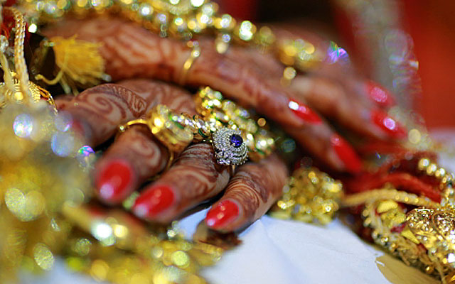 Beautiful bridal hand shot by VK Pro Clicks Wedding-photography | Weddings Photos & Ideas