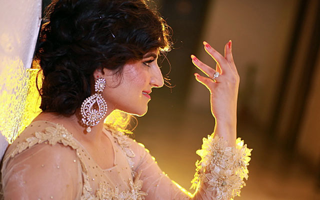Elegant bridal pose during her wedding reception by VK Pro Clicks Wedding-photography | Weddings Photos & Ideas
