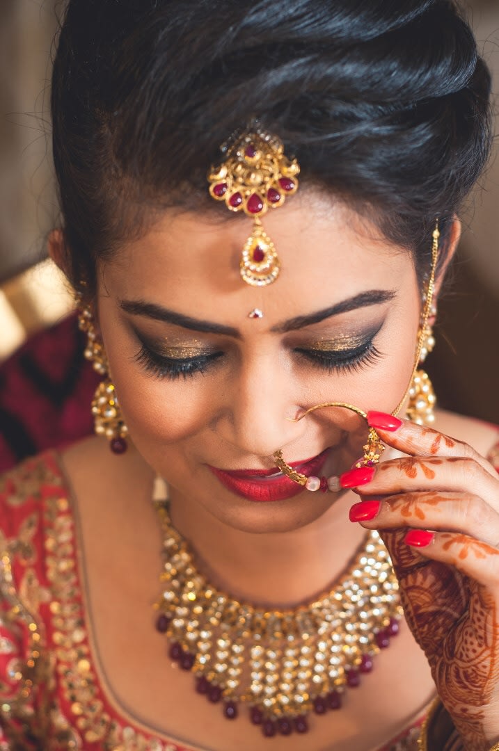 Gold And Gemstone Mangtikka And Bold Makeup For The Bride by Anuj Sharma Wedding-photography Bridal-jewellery-and-accessories Bridal-makeup | Weddings Photos & Ideas