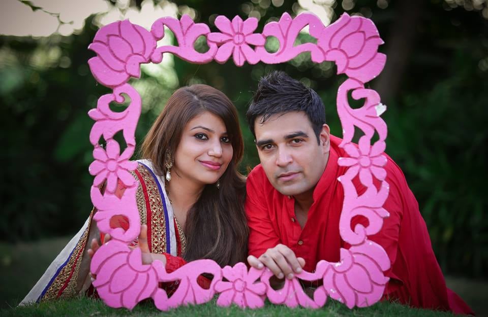 Pink Flower Carved Frame For A Pre-Wedding Shoot by Paramjeet Singh Dhanjal Wedding-photography | Weddings Photos & Ideas