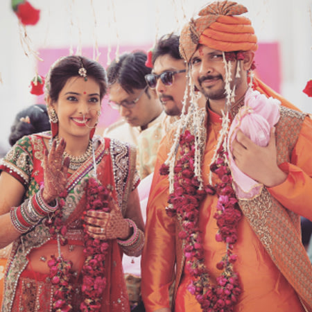 Candid Shot Of Bride And Groom Waving Hands by Paramjeet Singh Dhanjal Wedding-photography | Weddings Photos & Ideas