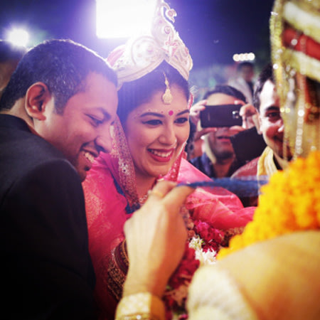 Candid Shot Of Chirpy Bengali Bride During The Garland Ceremony by Paramjeet Singh Dhanjal Wedding-photography | Weddings Photos & Ideas