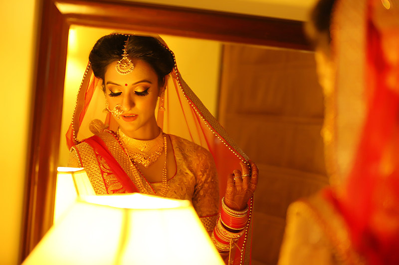 Bride With Bold Eyes Wearing Exquisite Gold Jewellery by Mukesh bijalwan Bridal-makeup Bridal-jewellery-and-accessories | Weddings Photos & Ideas