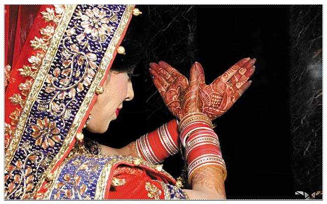Beautiful mehendi design on brides's hand! by DC Photoworkz Wedding-photography | Weddings Photos & Ideas