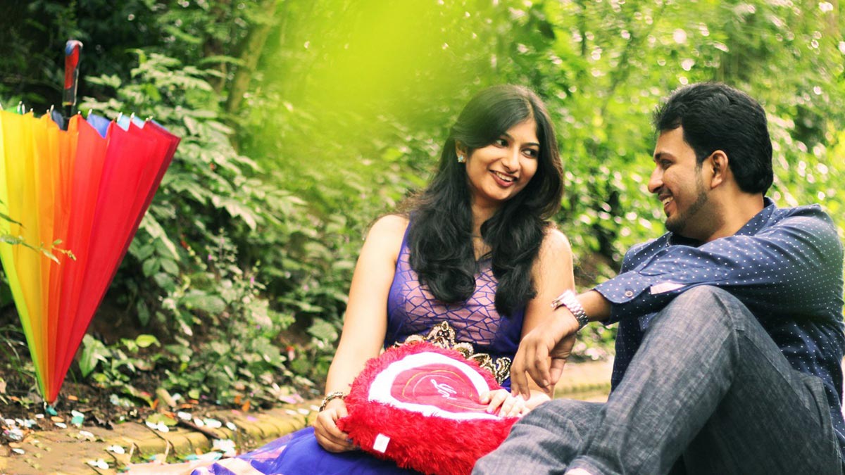 Couple looking at each other with love! by Royale Photos Wedding-photography | Weddings Photos & Ideas