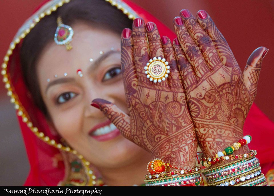 Intricate henna design on the back of hand of the bride by Kumud Dhandharia Photography Wedding-photography | Weddings Photos & Ideas