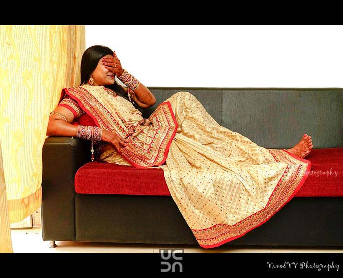 A regal bride wearing red and golden saree! by Vinod VV Photography Wedding-photography | Weddings Photos & Ideas