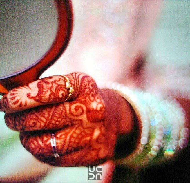Beautiful mehendi hands of the bride! by Vinod VV Photography Wedding-photography | Weddings Photos & Ideas