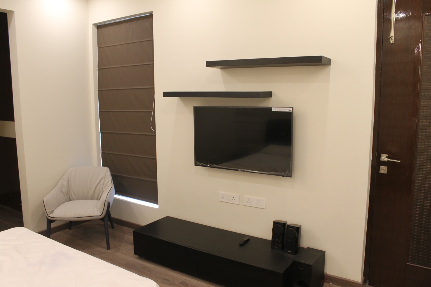 Modern bedroom with tv unit by coalitiondesigns Bedroom Modern | Interior Design Photos & Ideas