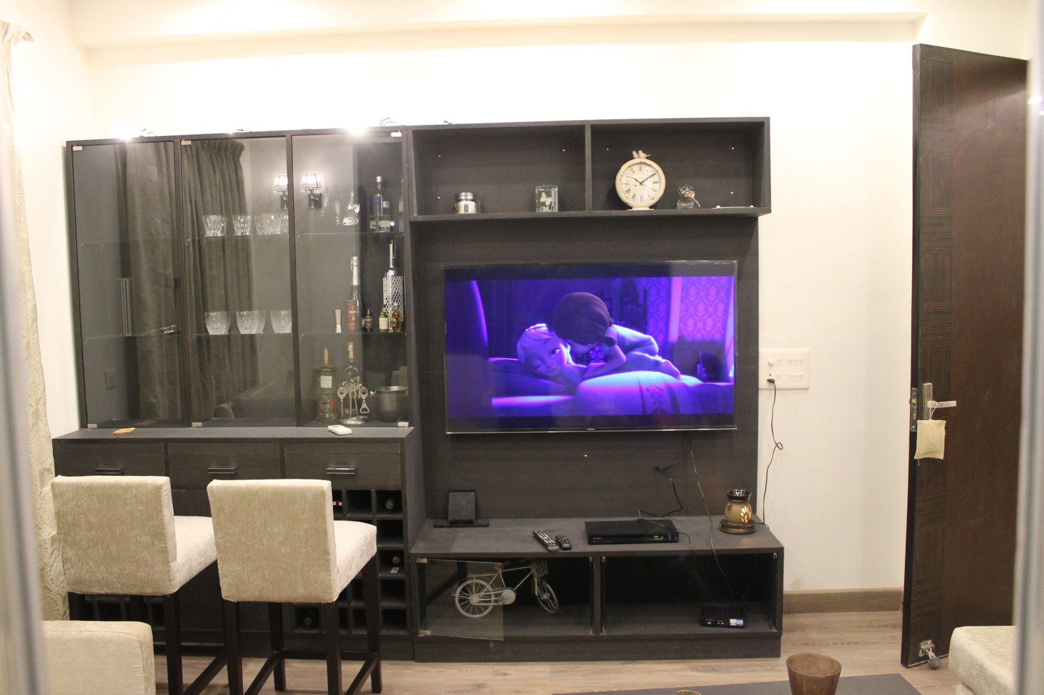 Bar room with TV unit by coalitiondesigns Indoor-spaces Modern | Interior Design Photos & Ideas