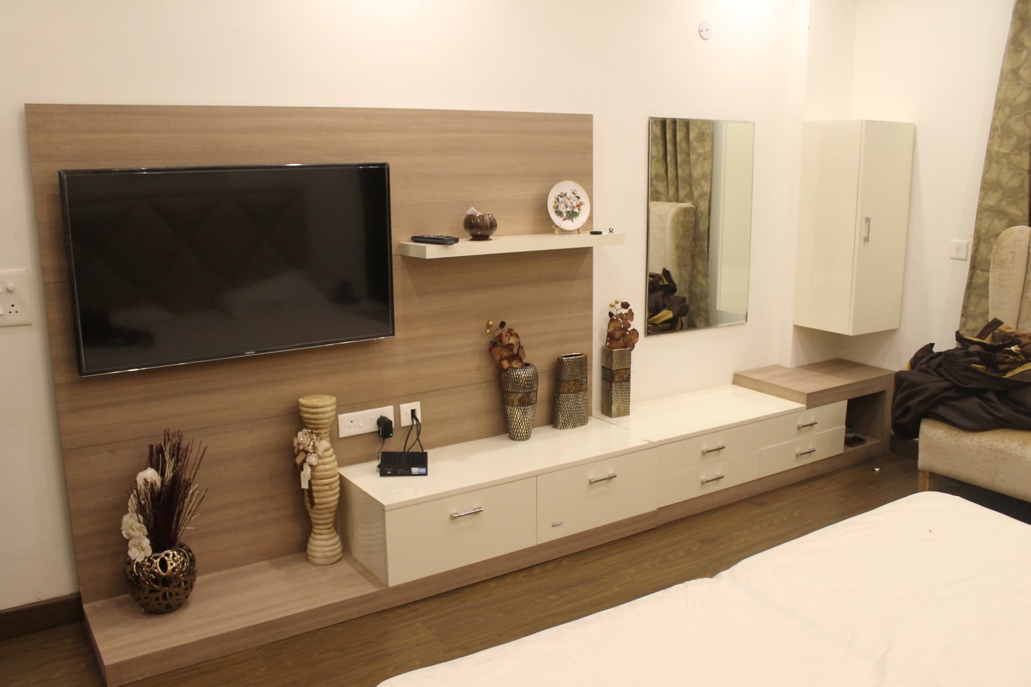 Bedroom with tv unit by coalitiondesigns Bedroom Contemporary | Interior Design Photos & Ideas