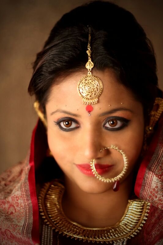 Colossal Bold Eyes With Gargantuan Nath And Gold Neckpiece by Parikshit Ghosh Bridal-makeup Bridal-jewellery-and-accessories | Weddings Photos & Ideas
