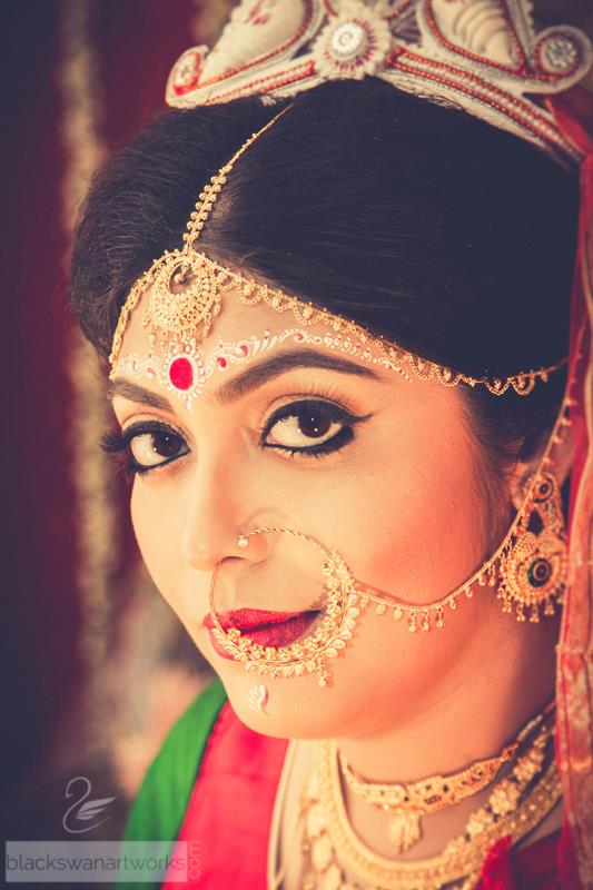 Winked Liner Colossal Eyes With Golden Glow And Gold Nath by Parikshit Ghosh Bridal-makeup Bridal-jewellery-and-accessories | Weddings Photos & Ideas