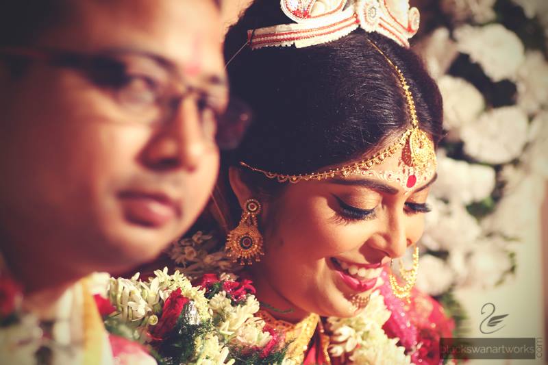 Stunning Bengali Bride With Peacock Design Gold Earing And Embellished Mang Tikka by Parikshit Ghosh Bridal-makeup Bridal-jewellery-and-accessories | Weddings Photos & Ideas