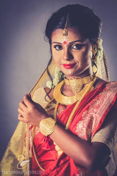 Aesthethic Bride Adorned With Gold Jewellery And Baluchari Silk Sarees by Parikshit Ghosh Bridal-makeup Bridal-jewellery-and-accessories | Weddings Photos & Ideas