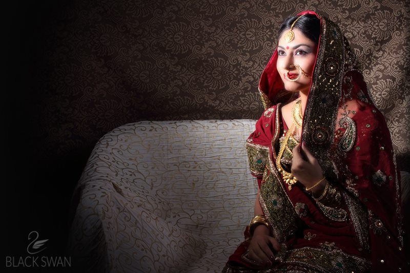 Gold Nath And Mangtikka With Green Embroidered Border by Parikshit Ghosh Bridal-makeup Bridal-jewellery-and-accessories | Weddings Photos & Ideas