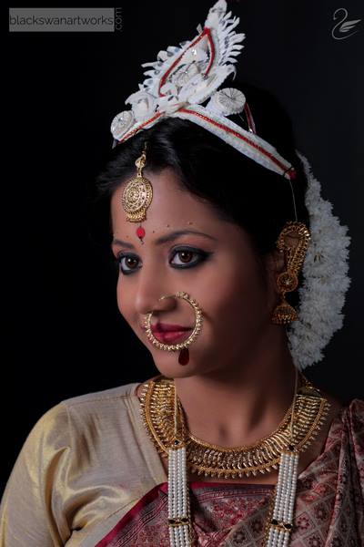 Traditional Bengali Bride With Red lined White Tairaa And Colossal Eyes by Parikshit Ghosh Bridal-makeup Bridal-jewellery-and-accessories | Weddings Photos & Ideas